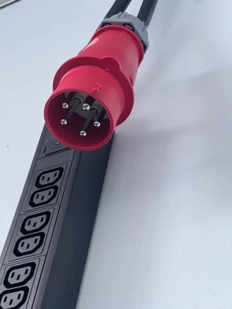 Rack Mount PDU (24×C13 + 6×C19) with Circuit Breaker